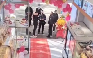 蛋糕店开业门口摆花篮被罚200元 ！官方回应：系正常执法，摆放花篮须提前报备！