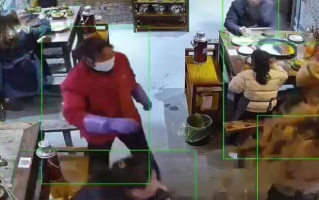 女子遭陌生人端火锅汤底泼脸！警方：她患有精神疾病，双方并不认识，也没有产生矛盾 ！