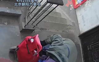 70岁大妈连续7天爬楼梯偷100多个快递 称自己没事想解解闷 ！