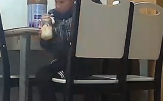 三岁宝宝在家自己冲奶粉喝：妈妈表示：自己还没下班，爸爸工作时间不固定 ！
