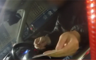 男子醉驾被查误将交警当ETC：驾驶证被吊销五年内不得重申领 ！