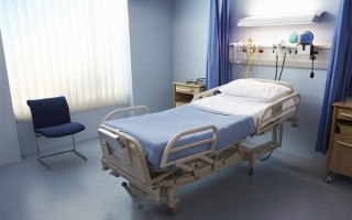 30岁女子舌苔变色意外查出卵巢癌 医生建议：少熬夜少生气 ！