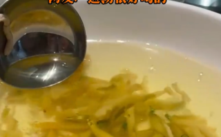 女子在杭州吃饭喝到“榨菜汤” ！网友：这汤很好喝的 ！