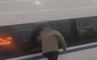 男子乘高铁中途下车抽烟结果车走了！网友：都是烟瘾惹的祸！