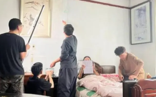 老人在短视频里演恶婆婆 月赚4万：表演成为了他们生活中的一部分！