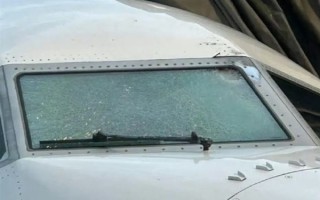 或被陨石砸中！美国一波音客机万米高空遭撞：挡风玻璃出现焦痕 !