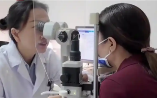 女子用筋膜枪按眼部震出白内障失明 医生：眼睛无法适应高频震动 !