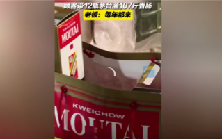 男子带12瓶茅台让摊主灌107斤香肠引围观 网友感慨：贫穷限制了我的想象力 ！
