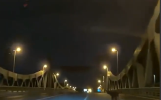 男子凌晨开车遇白鞋男子诡异鞠躬：司机当时直接吓清醒了！