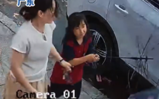 小孩姐刚开库洛米伞秒被风刮秃噜皮：只剩铁架，吓得愣在原地 ！