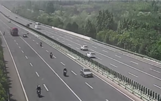 最快超300km/h！7辆摩托车高速上疯狂飙车：骑手驾照全吊销 ！