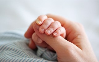 出生时仅650克的巴掌女婴出院了 妈妈：医护人员给予她第二次生命 ！