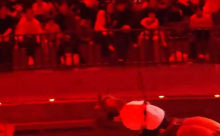 热心男子主动上场挑战节目 裤子掉了 网友：终于知道什么叫转着圈丢人了 ！