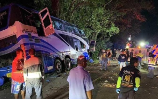 泰国一旅游大巴发生车祸致14死35伤：事故原因还在调查中 ！