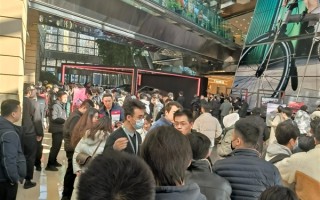 特斯拉Cybertruck“猛兽来袭” 排队20分钟只为一睹真容、暂无明确入华时间 ！