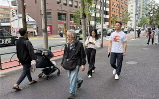 网友日本偶遇刘强东 身穿猪猪侠与京东外卖联名T恤 !