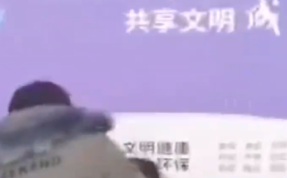 爆米花摊机器突然爆炸致2人受伤 ！​网友：从小就担心的事情还是发生了 ！