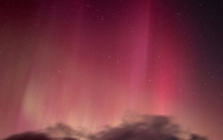 新疆天空中现“寒夜灯柱”：像一部科幻大片 ！