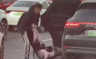 将妻儿拖出保时捷的男子称非常后悔！直言：以后也不会再这么冲动了，会好好跟老婆过日子 ！