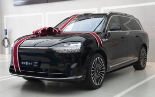 华为何刚喜提问界M9大五座版！网友点赞：应该让余承东来交车 ！