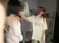 两女生被迫互扇耳光并遭踢打：围观者多次掌掴两名女生 ！