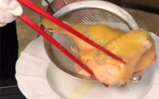 餐厅半只鸡卖1999元 店方：主要食材除了鸡还有鱼翅 !