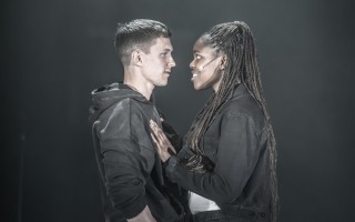 荷兰弟舞台剧《罗密欧与朱丽叶》剧照出炉：黑人朱丽叶亮相 ！