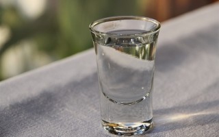 小伙因分手连喝半月白酒变成小黄人：酒精过量肝脏受损发炎 ！