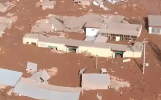地震后村庄遭砂涌:泥浆浪头高3米，大量房屋被淤泥包围、冲毁，20名群众失联 ！