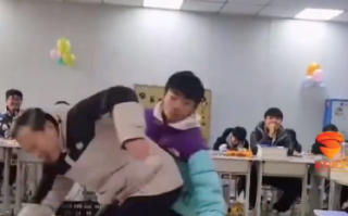 00后真的没有人情世故：一个动作让班主任和校长都尴尬了 ！