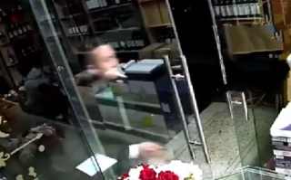 烟酒店玻璃太干净 顾客接连撞上去 ！网友：肯定要贴上标识 ！