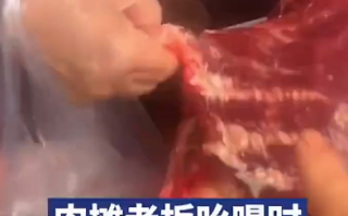 大妈用小刀偷切肉被老板阻止：“阿姨，放下你的小刀好不好”？