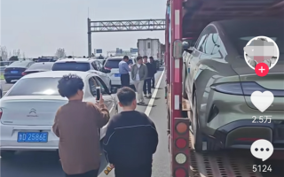 堵车偶遇小米SU7运输车：高速路秒变展厅 男女老少集体围观 ！
