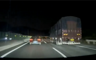 轿车和大货车并行压车10分钟 特斯拉Model Y司机出手了 ！