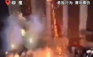 印度影迷在影院放映时燃放烟花：人群尖叫逃离 电影暂停放映 ！