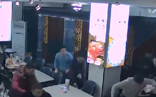 地震发生瞬间食客们迅速逃离 ！老板: 当时震感 特别强烈  ！