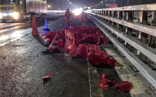 连撞30米水马都没停！司机：“困了、开了智驾” ！