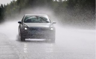 雨天临时停车开什么灯（在雨天临时停车时开启哪种车灯）