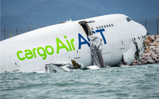 波音货机降落冲出跑道坠海致2死！香港国际机场回应：疑因失控滑出跑道 !