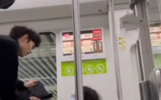 女子横躺玩手机 小伙“地铁盖被” ！​网友：南昌地铁盖被侠，用魔法打败魔法 ！
