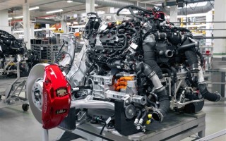 宾利推出V8插电混动系统：比W12发动机还强三分 ！