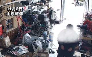 老人借用厕所后往菜盆倒尿 ！老板后悔道：“以后绝对不借给外人，太生气了” ！