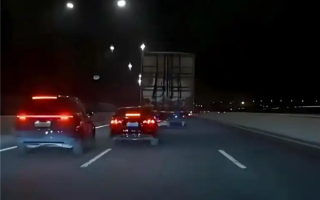 高速公路上一车龟速占道引众怒：两车轮番上前“堵截” ！