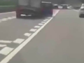 小车高速出口突然变道致多车相撞：真是危险驾驶！