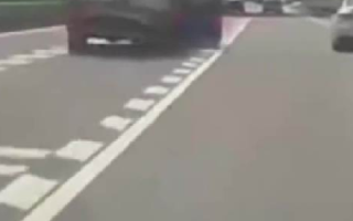 小车高速出口突然变道致多车相撞：真是危险驾驶！