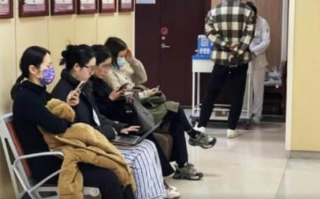 推拿科夜门诊挤满年轻人 ！医生：颈椎和腰椎问题正逐渐年轻化 ！