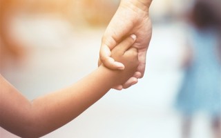 孙女得知微信聊天框是置顶的自己时爷爷已病逝：自责没和爷爷多说话 !