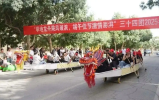 新疆旱地龙舟爆火 网友：主打没有一点水分 ！