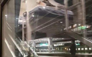 女乘客购票默认上铺?12306回应：随机出票，只有60岁以上老人优先下铺 ！