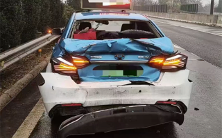 出租车错过高速出口急刹减速 载54人大客车陷险境！ 